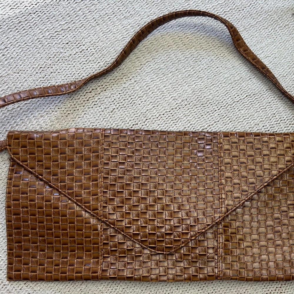 Vintage brown rattan clutch